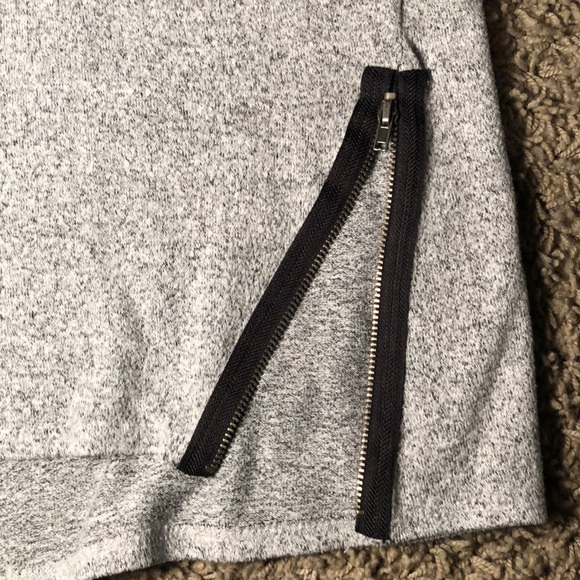 SUPER SOFT MOVEABLE ZIPPER SWEATER! - Picture 2 of 4